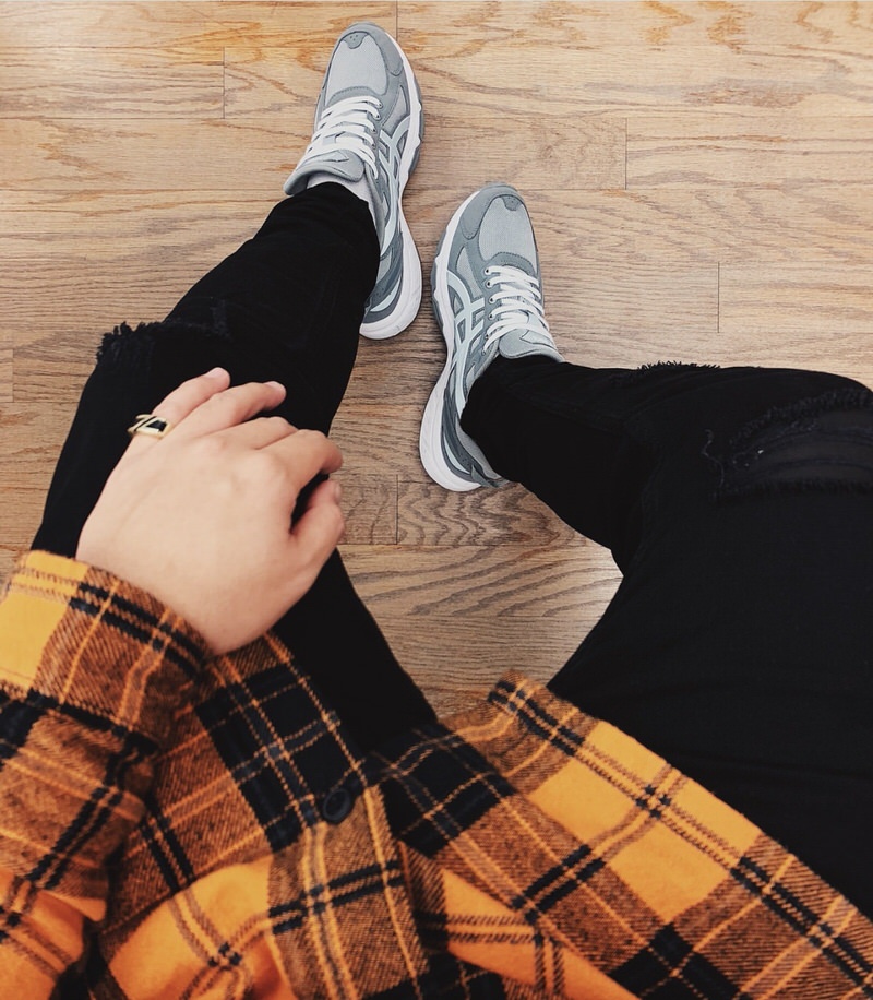 @trademarq__ pairs the GEL-Venture 6 with black ripped jeans and a vibrant orange flannel.