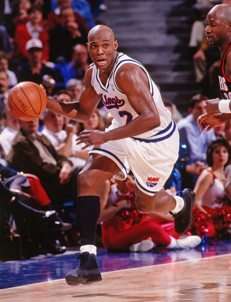 Picture of michael jordan wearing dj khaled shoes in the bulls