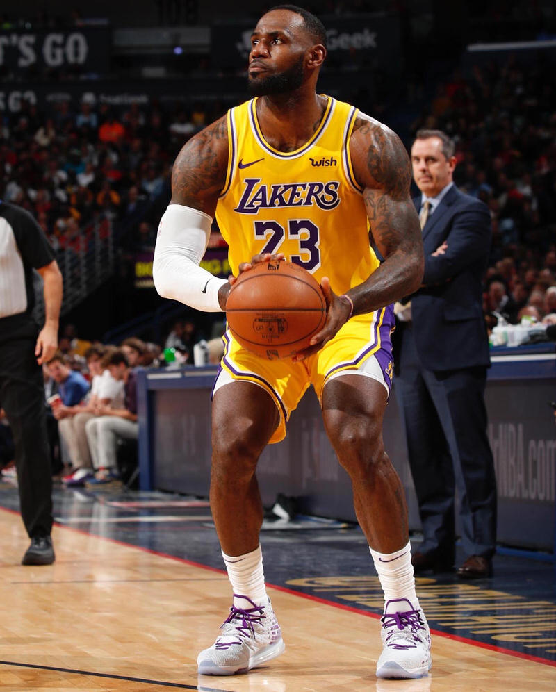 The King Rocks the LeBron 7 