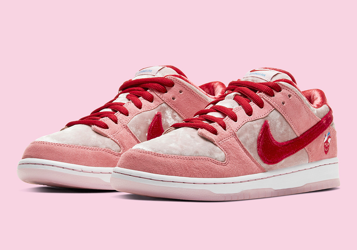Sb dunk low valentines day 2020 store