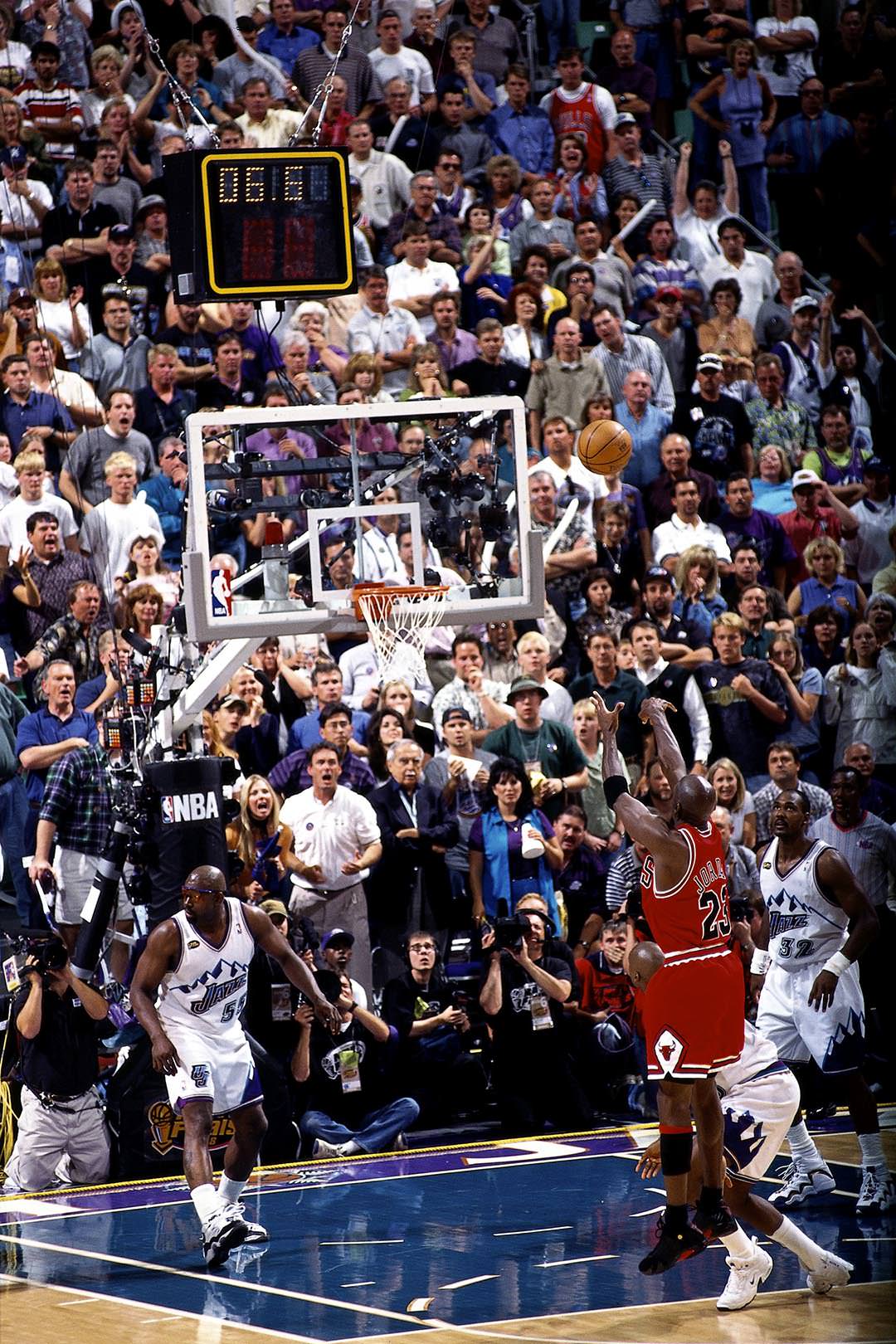 picture of michael jordan last shot