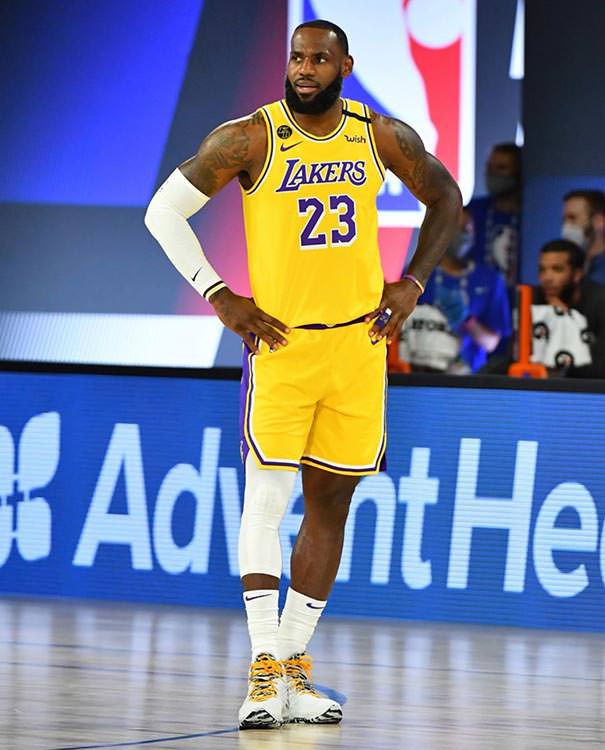 lebron james shoes in lakers