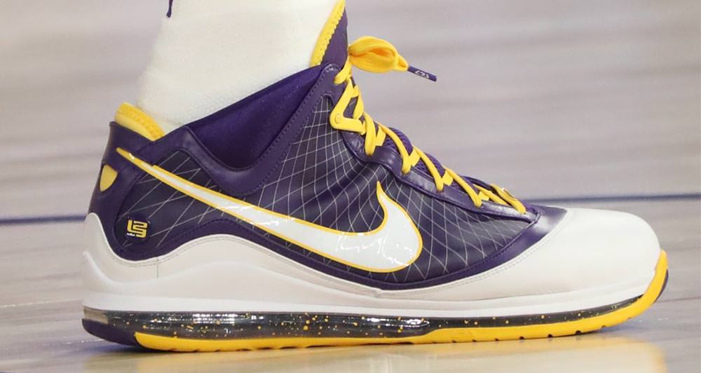 lebron game shoes last night