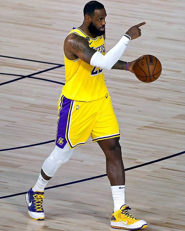 The King Rocks the LeBron 7