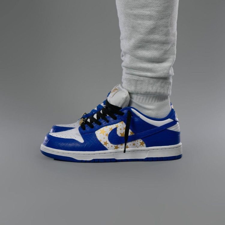 supreme-nike-sb-dunk-low-blue-stars-white-metallic-gold-hyper-blue-dh3228-100-release-date