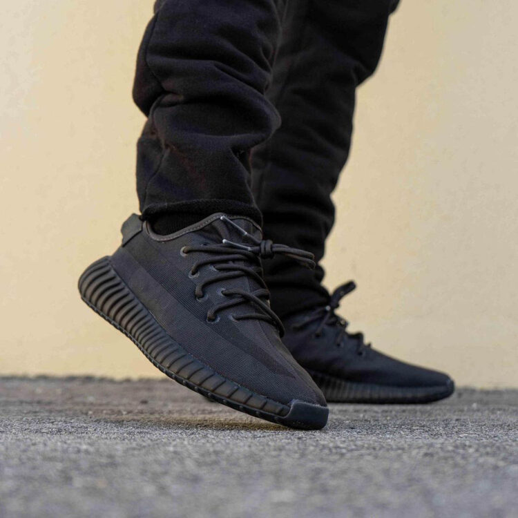 Adidas yeezy boost deals 350 v2 black $220