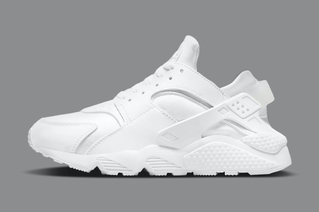 nike air huaraches triple white