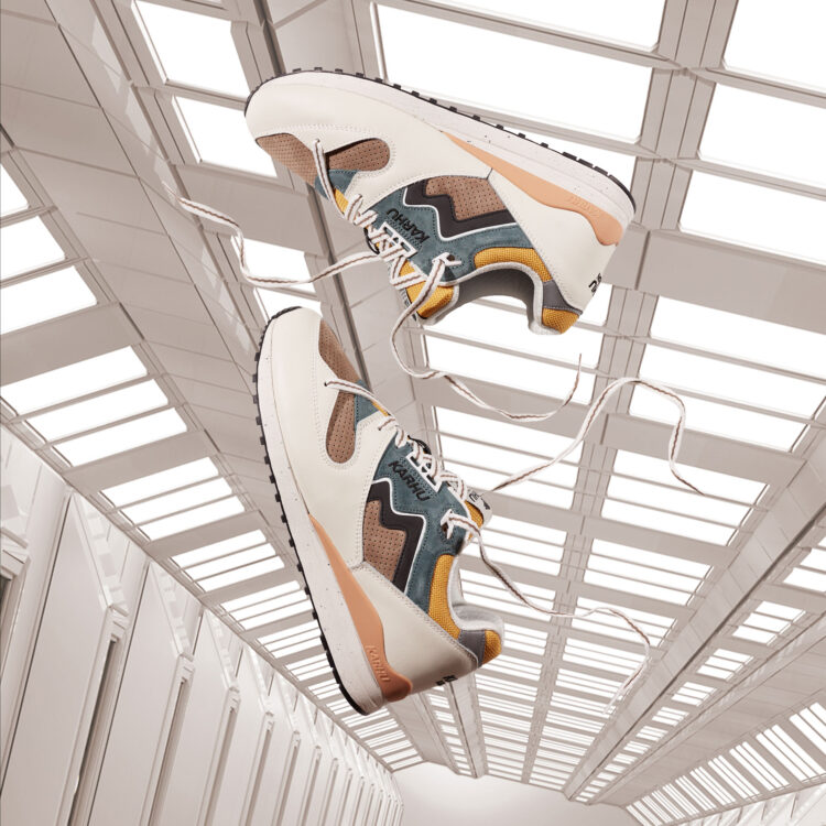 Karhu Synchron Classic “Lily White/Jet Black”  F802664