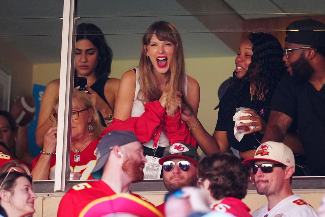Taylor Swift Wears New Balance 550s During Kansas City Chiefs Game