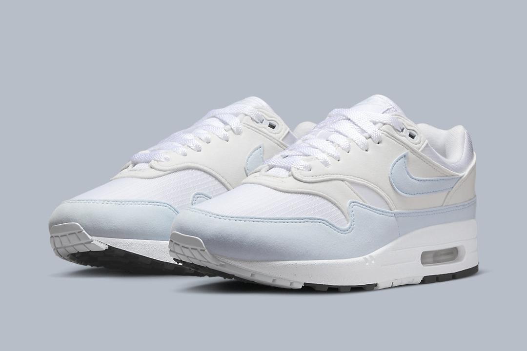 This Nike Air Max 1 WMNS Receives Icy “Football Grey” Hits