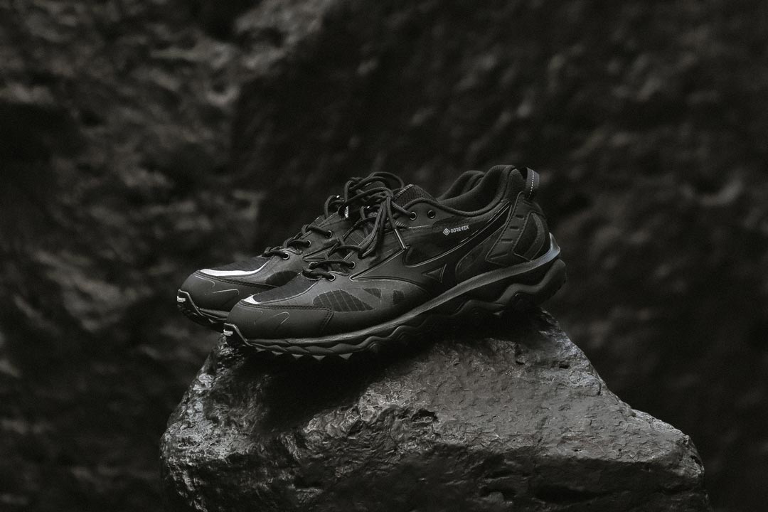 The Mizuno Wave Mujin TL GTX Suits up in a Stealthy “Black” Outfit