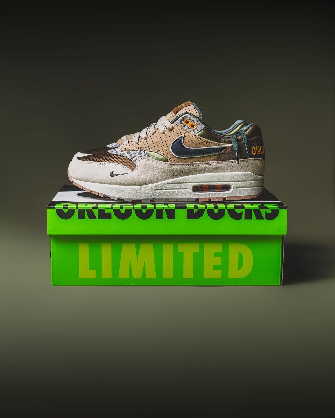 Nike air max 1 university deals