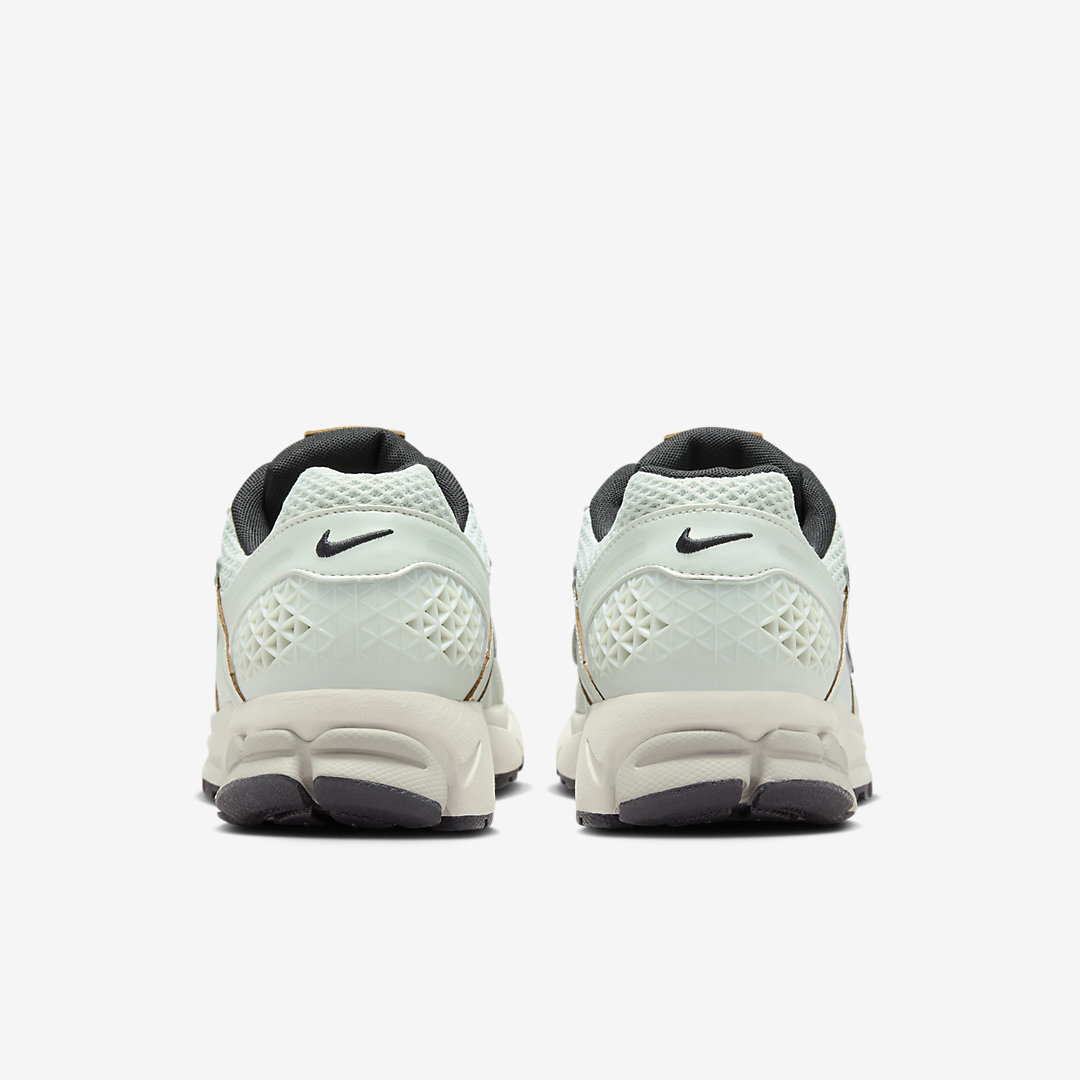 - HQZ Nike Zoom Vomero 5 WMNS FN6742-001