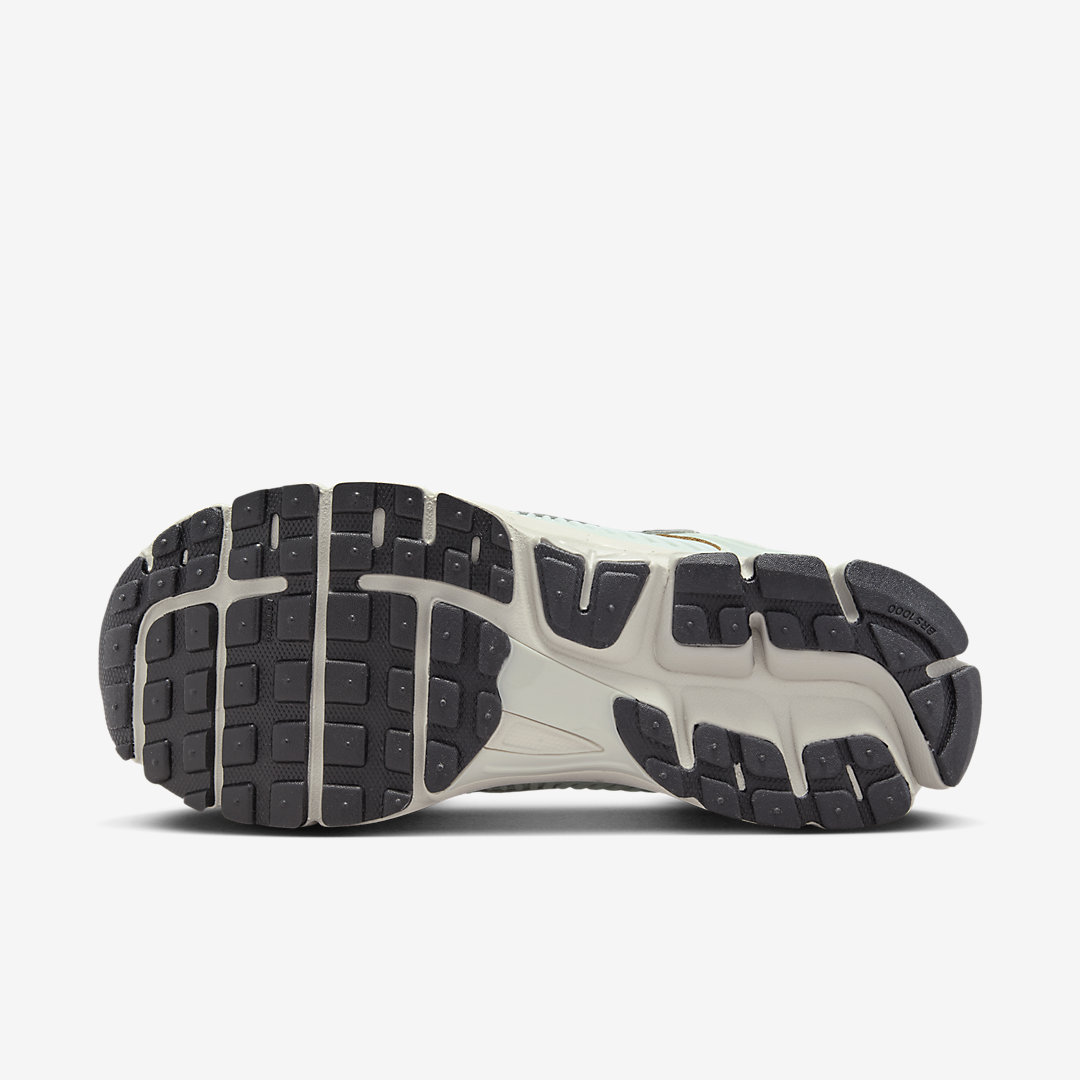 - HQZ Nike Zoom Vomero 5 WMNS FN6742-001