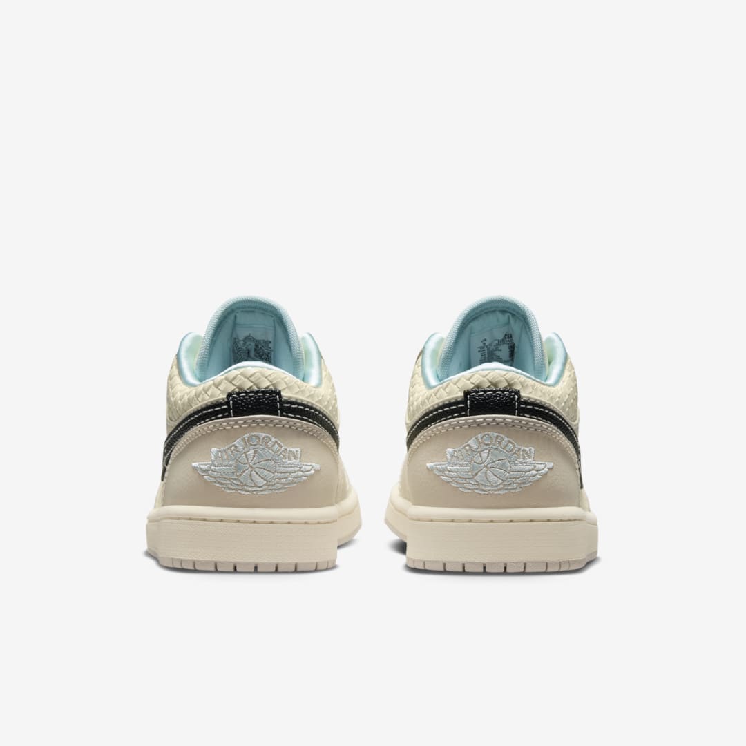 - HQZ Air Jordan 1 Low HQ3440-101