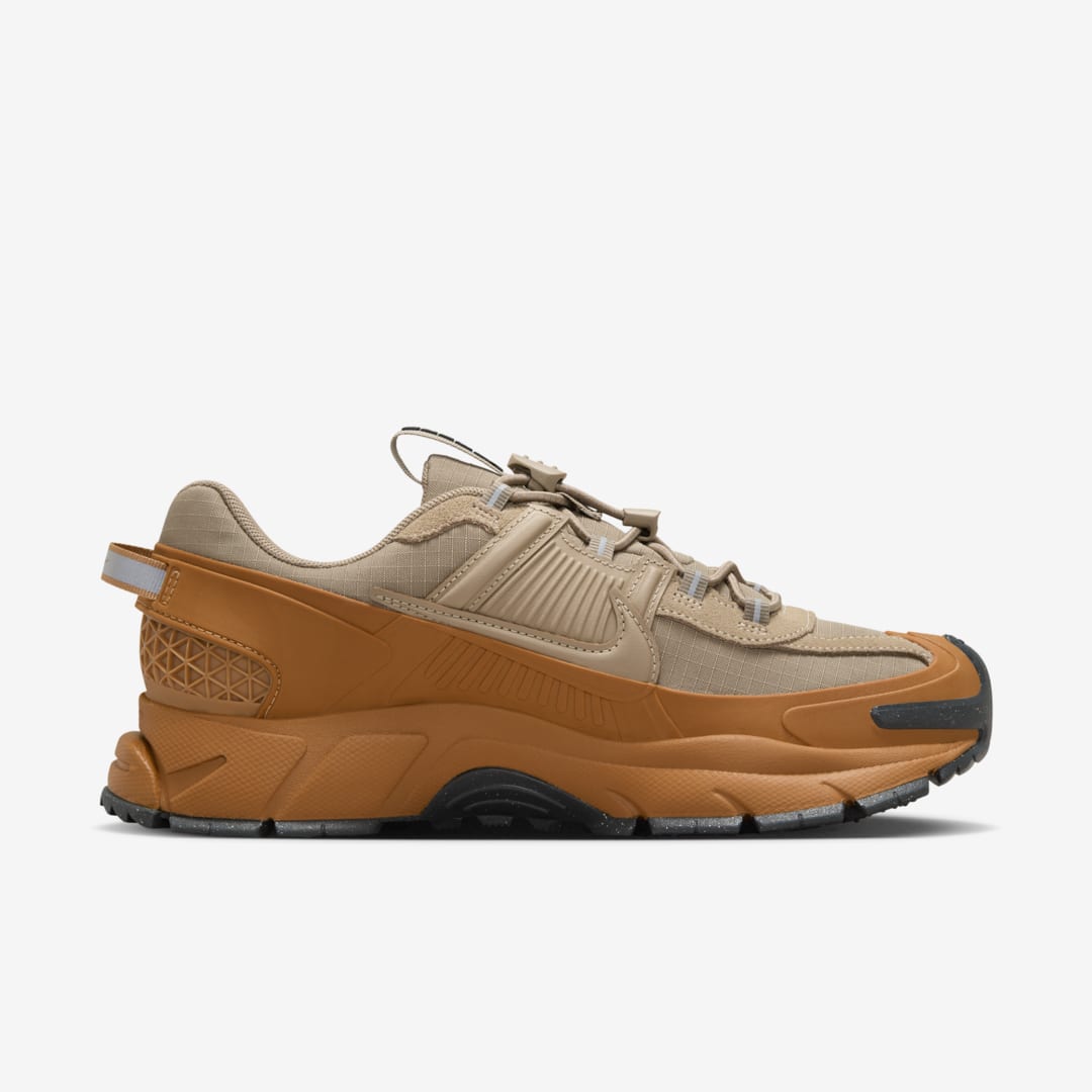 - HQZ Nike Zoom Vomero 5 Roam WMNS HQ2181-200
