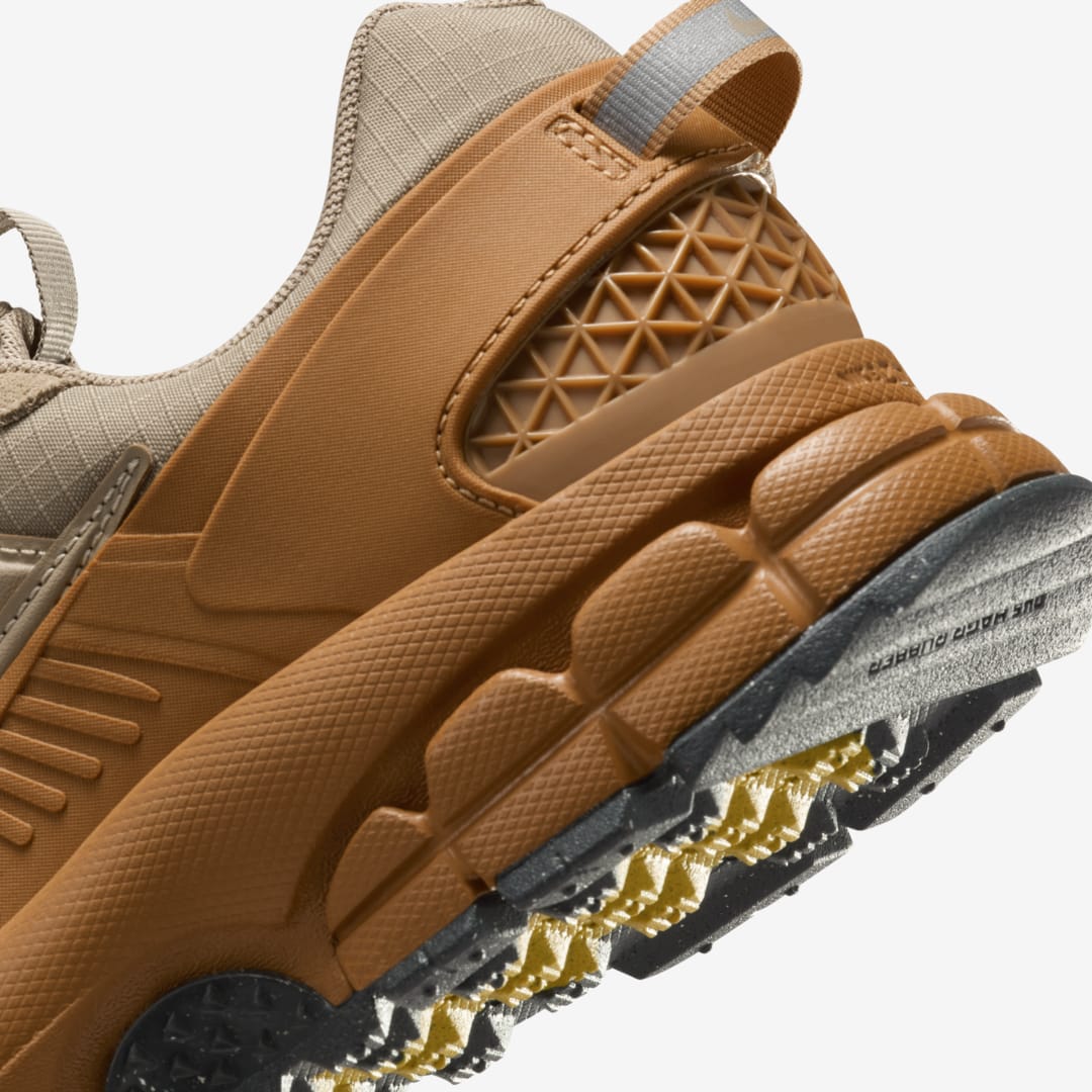 - HQZ Nike Zoom Vomero 5 Roam WMNS HQ2181-200